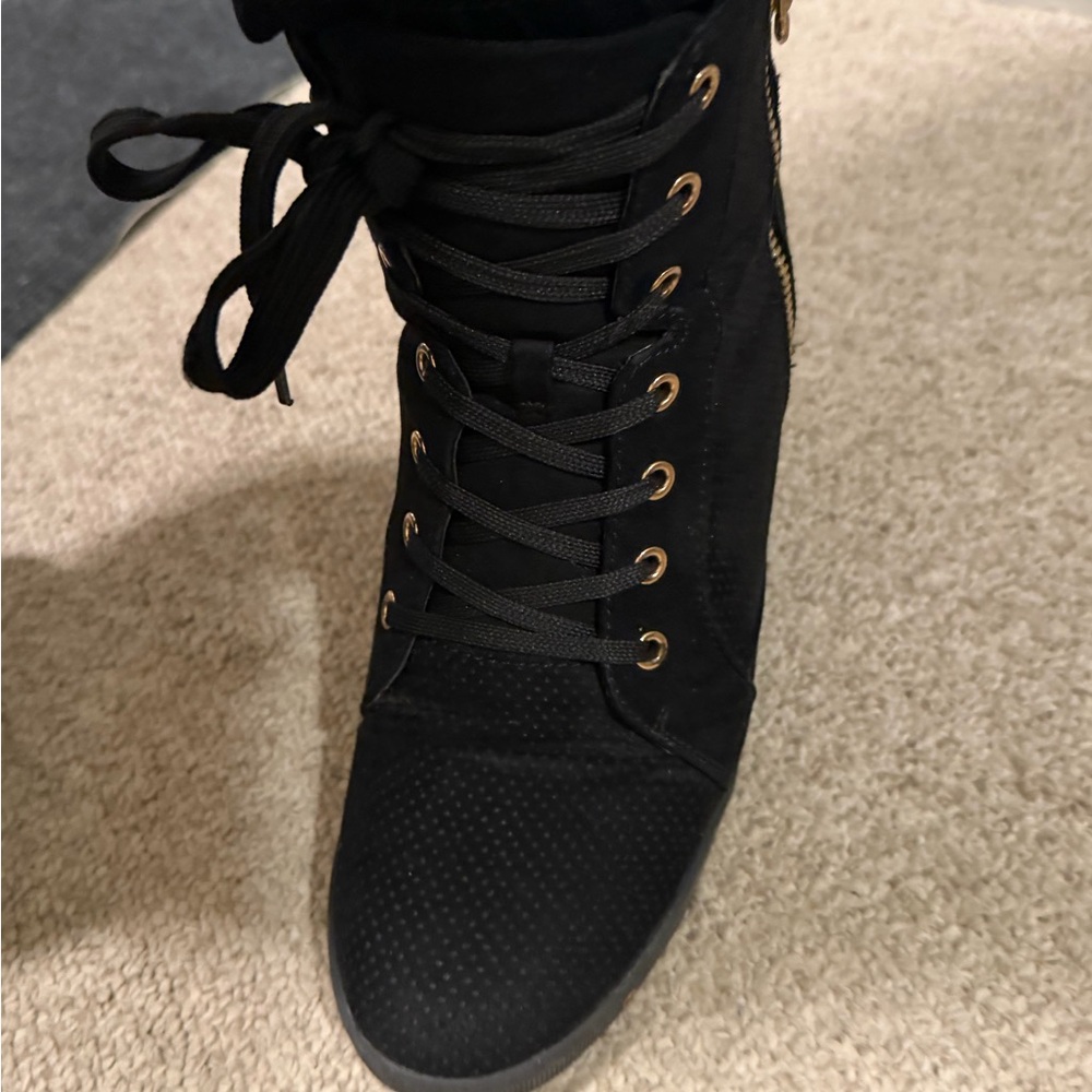 Stylish Black Ankle Boots with Gold Accents - Picture 5 of 6